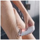 Épilateur Silk-épil 9-720 avec technologie Wet & Dry et 4 accessoires, dont une tête de rasage et une tondeuse.